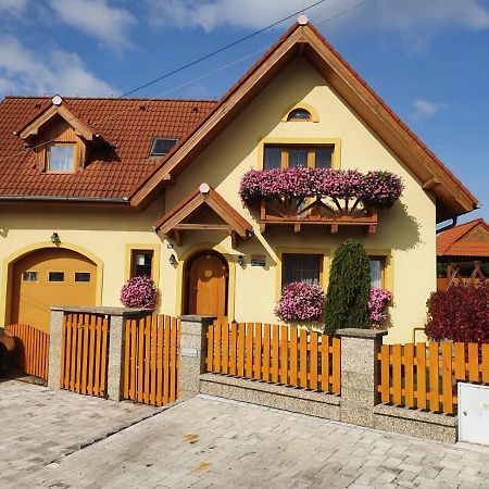 Zlty Dom Vrbov Apartment Luaran gambar