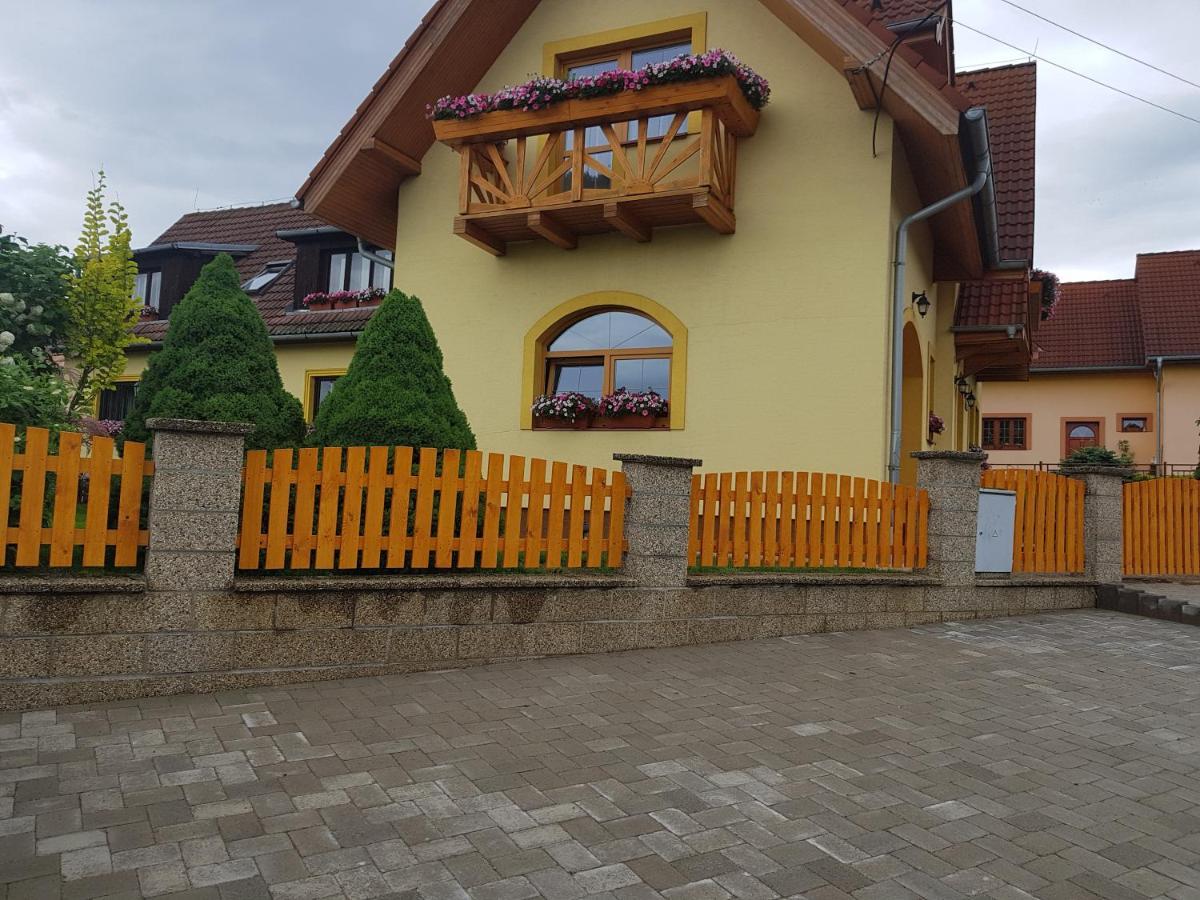 Zlty Dom Vrbov Apartment Luaran gambar