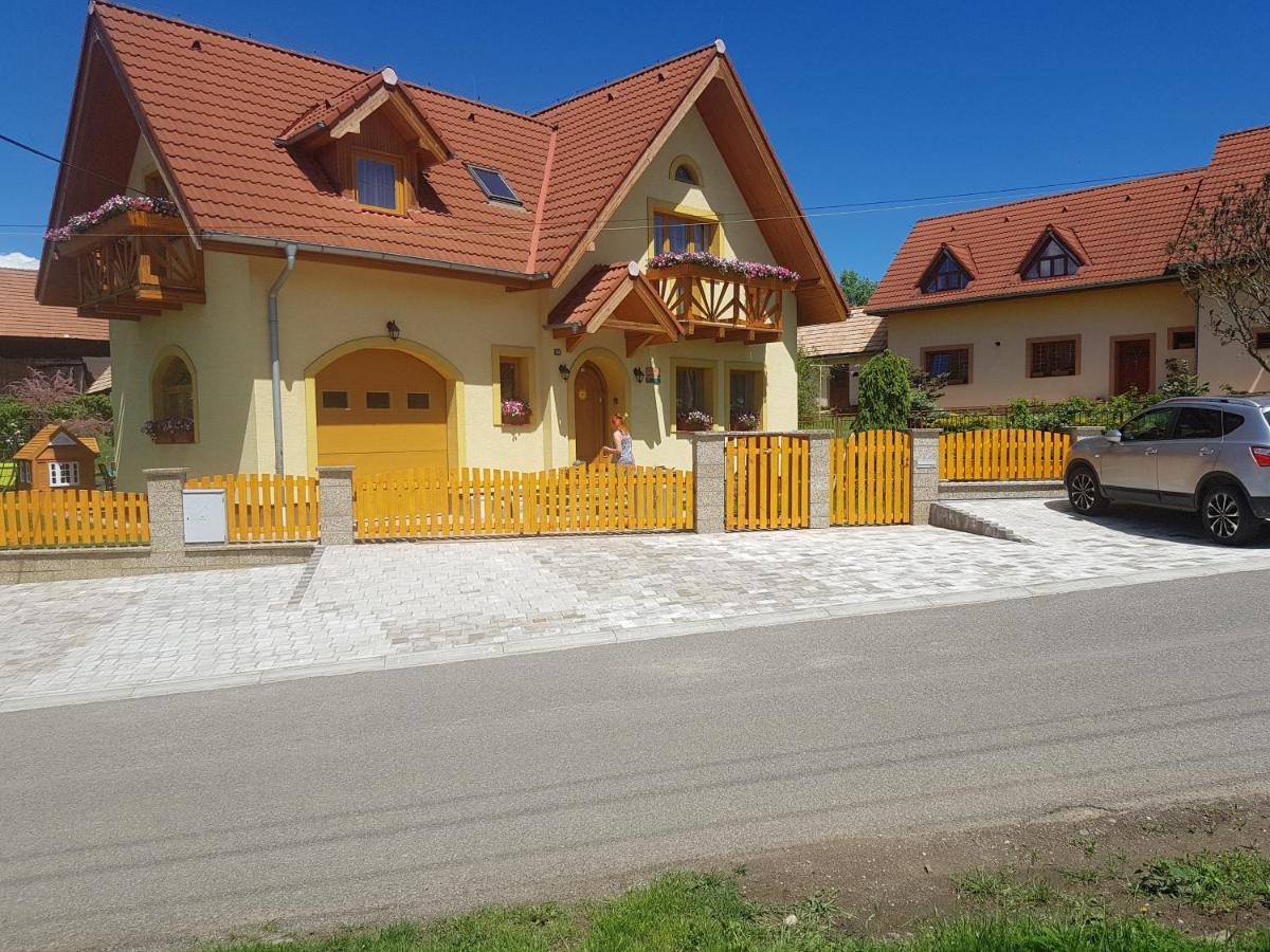 Zlty Dom Vrbov Apartment Luaran gambar